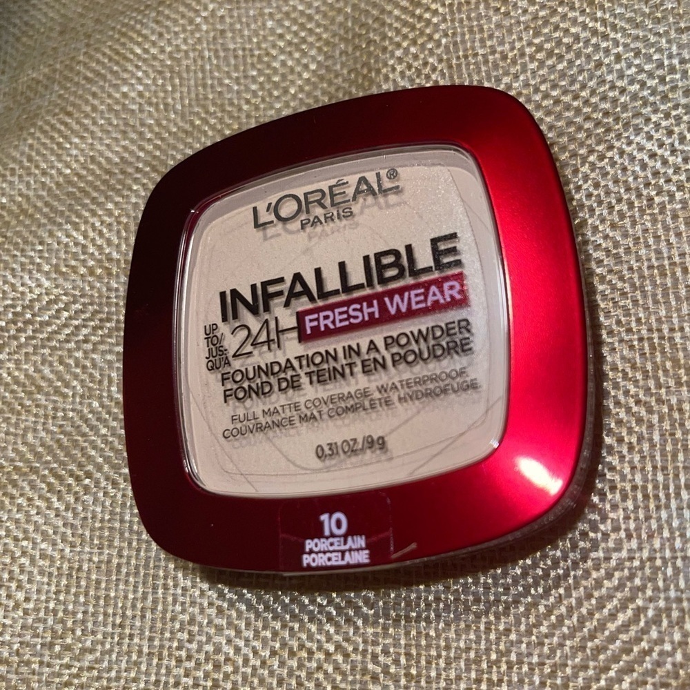 NWT! L’Oréal Infallible Foundation in a Powder Porcelain